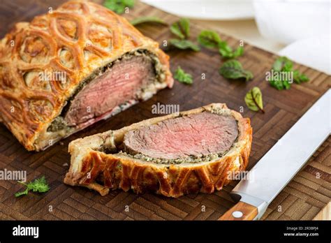  Beef Wellington:  ความนุ่มละมุนของเนื้อวัวพันด้วยแป้งพัฟกรอบนอกนุ่มใน!