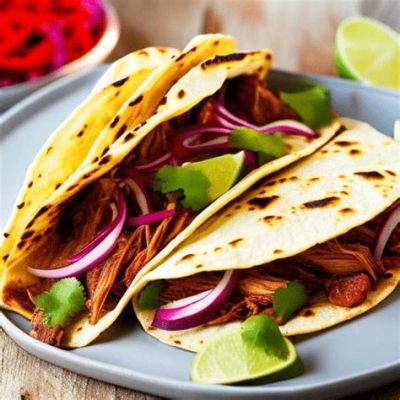  Cochinita Pibil: สัมผัสความนุ่มละลายของหมูชุบachioteสีแดงสด!