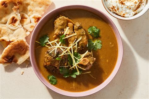  Nihari: Creamy Richness Meets Tender Shredded Beef for an Unforgettable Taste Sensation!