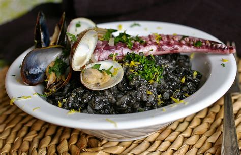  Risotto al Nero di Seppia: Creamy Seafood Delights Infused with the Rich Umami of Squid Ink!