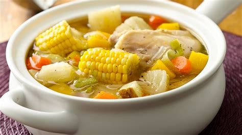  Sancocho de Gallina: A Soul-Warming Symphony of Flavors and Aromatic Herbs, Steaming Hot From the Kitchens of Medellin!